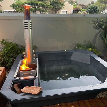 허머너스 Seven On Flora- Hot Tub, Modern With Amazing Outside Area 빌라 외부 사진